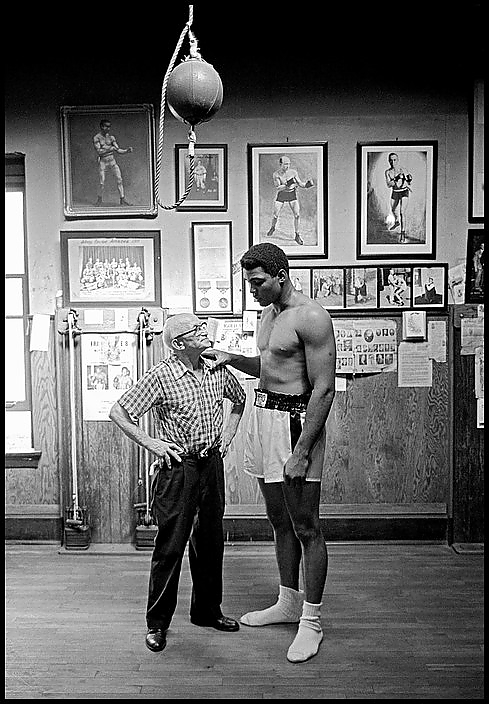 USA. Chicago, Illinois. 1966. Muhammad ALI, boxing world heavy weight champion with Johnny Coulon, the world bantam weight champion of 1910, in his Chicago gym.